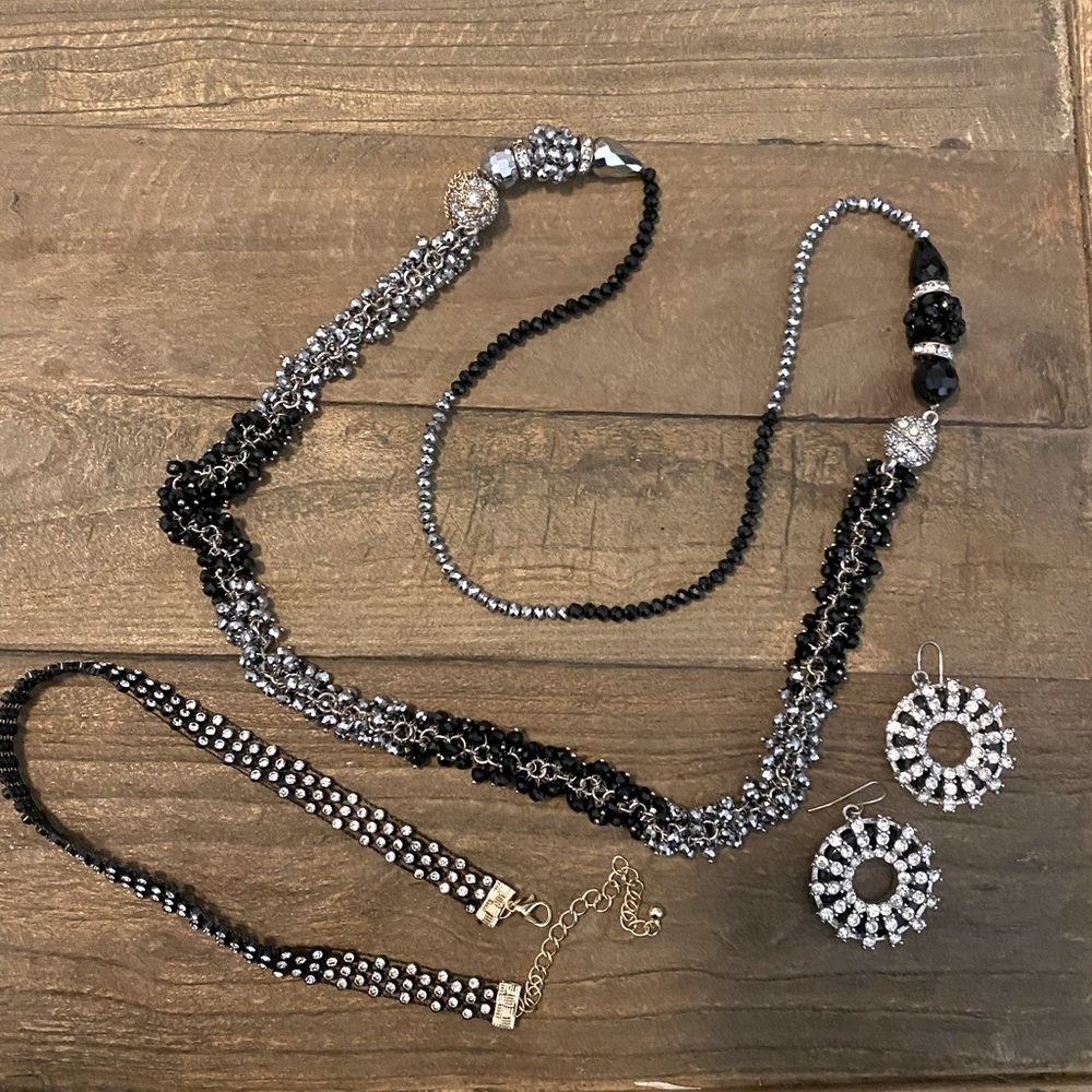 Long necklace, chocker and earrings